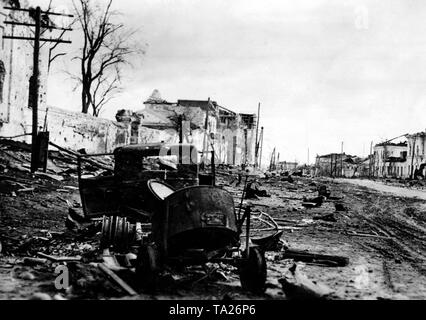 Vue d'une route dévastée en Bjelgorod (Belgorod) reconquise par la Wehrmacht. Photo de l'entreprise de propagande (PK) : correspondant de guerre Bauer-Altvater. Banque D'Images