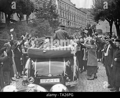 Reich, Ministre de l'intérieur Wilhelm Frick visites Joachimsthal (aujourd'hui Jachymov) le 18 octobre 1938. Il salue les gens debout dans une voiture en mouvement. Banque D'Images