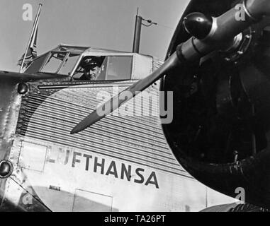 Un pilote de la Lufthansa dans le cockpit d'un Junkers Ju 52 / 3m. Banque D'Images