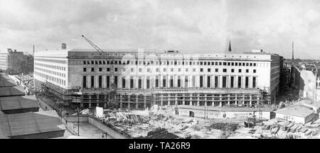 Vue de la Haus des Fremdenverkehrs (Maison du Tourisme) à l'Runder Platz dans le quartier Tiergarten de Berlin. Le complexe a été conçu et planifié par Theodor Dierksmeier Roettcher avec Hugo en 1936. La cérémonie a eu lieu le 14/06/1938. Bien que le bâtiment a survécu à la guerre, il n'a jamais été terminée et a été démoli en 1962. Dans l'avant-plan d'autres bâtiments sont démolis. Banque D'Images