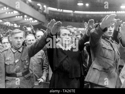 Le chancelier du Reich Adolf Hitler prononce un discours à l'ouverture de l'Kriegswinterhilfswerk 1942/43 dans le Berlin Sportpalast. Parmi les invités d'honneur sont blessés et les infirmières de la Croix Rouge. Banque D'Images