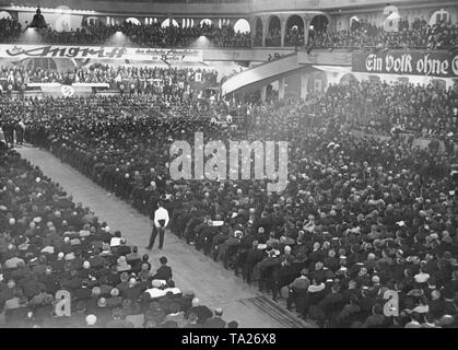 Vue du public lors d'une réunion de la NSDAP dans le Sportpalast à Berlin. Dans l'allée est une SA-homme en chemise blanche. Banque D'Images