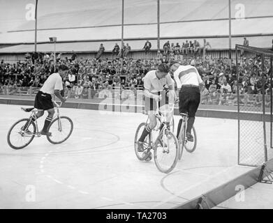 Vue sur le domaine et le spectateur se tient derrière elle à un cycle-ball jeu sur Juillet 30, 1936 avant l'puis Breslauer Hermann-Goering-Stadion. Banque D'Images