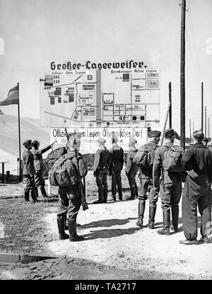 Photo de soldats de la légion Condor en uniforme et sur le terrain pack dans le camp de la légion Condor à Doeberitz, près de Berlin, trois jours avant la grande parade à l'occasion du retour des troupes de l'Espagne le 3 juin 1939. Dans l'arrière-plan, le plan du site avec tentes, camps de refuge et un appel. Les tentes des soldats de la légion Condor sont nommés d'après les batailles de la guerre civile espagnole. Les officiers sont logés dans le Village Olympique de Elstal. Banque D'Images