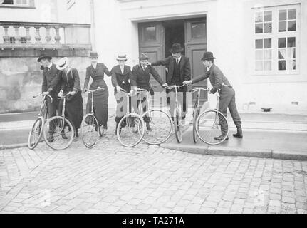 En face de l'château de Fredensborg à Copenhague : de gauche à droite : Prince Christian de Danemark, Princess Cecilie de Mecklembourg, Olga de Cumberland, Alexandrine, épouse du prince Christian, Grand-duc de Mecklembourg Schwerin, Franz Gustav Adolf de Suède et le prince Georg Wilhelm de Cumberland. Banque D'Images