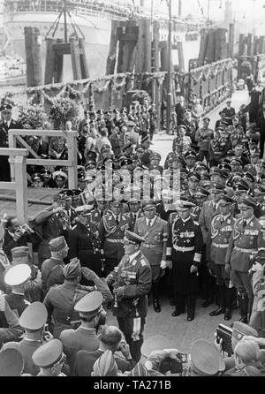 Sur l'arrivée de la légion Condor de l'Espagne, le Maréchal Général, Hermann Goering (sur la droite avec le général baton), accueille le général de Wolfram von Richthofen (gauche) sur la passerelle à St Pauli de Hambourg. Dans la première ligne, Colonel-Général Erhard Milch, Robert Ley et de l'Amiral Conrad Albrecht, ainsi que des personnalités de l'armée. Banque D'Images