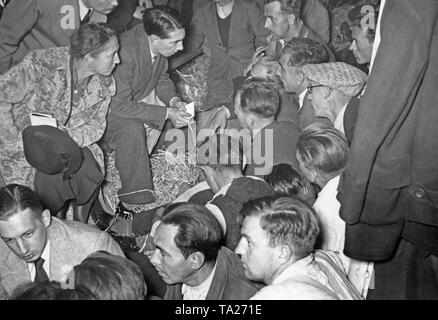 Les journalistes de l'étranger poser les réfugiés sudètes allemandes des questions sur leurs expériences au cours de leur fuite. Au cours de la crise des Sudètes, de nombreux Allemands de Sudeten fuir au Troisième Reich. Banque D'Images