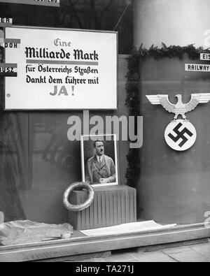 En Autriche, est tenu un référendum sur l'annexion de l'Autriche à l'Empire allemand. Dans une vitrine viennois se bloque une affiche électorale pour le plébiscite. Il dit : "Un milliard de marks pour l'Autriche, routes / Merci au Führer avec oui !'. Ci-dessous est un portrait d'Adolf Hitler. Banque D'Images