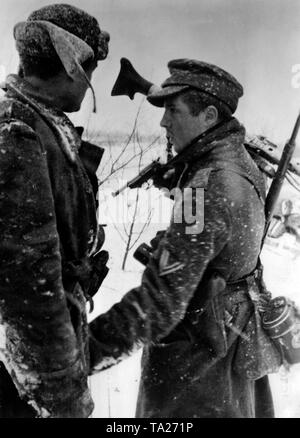 Deux soldats allemands s'agit sur la front de l'Est. En plus de son pistolet Walther (P.38), l'un d'eux porte un MG 34 sur son épaule. Photo de l'entreprise de propagande (PK) : correspondant de guerre Bergmann. Banque D'Images