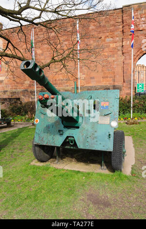 Canon de 25 livres à l'extérieur et le château de Shrewsbury Shropshire Regimental Museum Banque D'Images