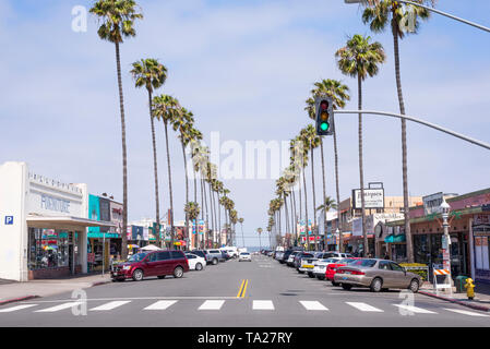 Vue de dessus Newport Avenue à Ocean Beach sur un matin d'avril. San Diego, Californie, USA. Banque D'Images