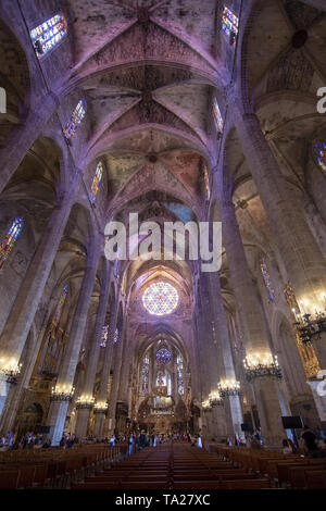 PALMA, Majorque, Espagne - 20 MAI 2019 : Cathédrale gothique La Seu rosace intérieure le 20 mai 2019 à Palma, Majorque, Espagne. Banque D'Images