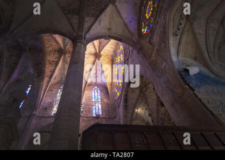 PALMA, Majorque, Espagne - 20 MAI 2019 : Cathédrale gothique La Seu piliers intérieurs et plafond le 20 mai 2019 à Palma, Majorque, Espagne. Banque D'Images