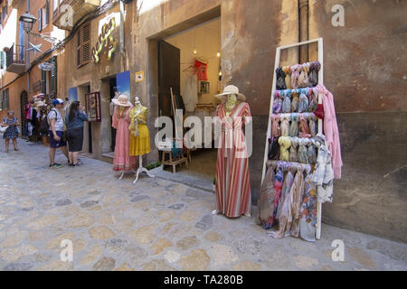 PALMA, Majorque, Espagne - 20 MAI 2019 : Fashion shop fronts dans la vieille ville le 20 mai 2019 à Palma, Majorque, Espagne. Banque D'Images