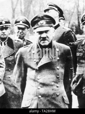 Portrait d'Adolf Hitler au printemps de 1945. Sur la gauche Hermann Fegelein derrière lui sur le droit Julius Schaub Banque D'Images