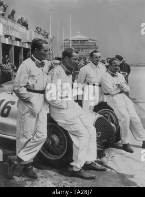 Grand Prix d'Allemagne au Nürburgring : Les quatre pilotes de course réussie de la Mercedes racing team : Manfred von Brauchitsch, Richard Seaman, Hermann Lang et Rudolph Caracciola. Banque D'Images