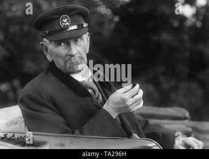 Carl Friedrich Benz (1844-1929), ingénieur et pionnier de l'automobile. Il a fondé Benz & Cie, Rheinische Gasmotorenfabrik (Daimler-Benz AG) en 1883 et en 1885, il construit (indépendamment de Daimler) un seul cylindres 4 temps moteur à essence comme un lecteur pour un panier à trois roues (démonstration en 1886) et donc a jeté les bases de l'automobile. Banque D'Images