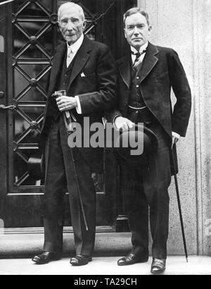 John D. Rockefeller senior avec son fils John D., Jr., qui a été le premier président de la Fondation Rockefeller, fondée par son père. Banque D'Images