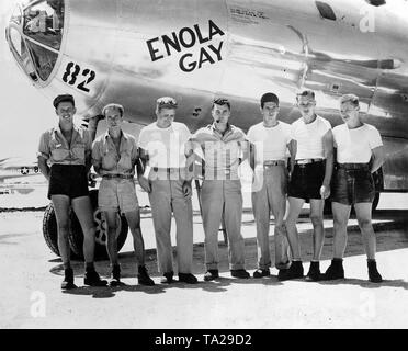 Le sol de l'équipage du bombardier B-29 "Enola Gay" avant de l'avion à l'aéroport sur Tinian Îles Mariannes septentrionales dans le Pacifique. Le bombardier vient de revenir de son vol au cours de laquelle la bombe atomique a été larguée sur Hiroshima. Au milieu se trouve le pilote de l 'Enola Gay', le colonel Paul Tibbets W.. Banque D'Images