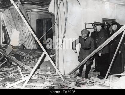 Adolf Hitler et Benito Mussolini dans les ruines de salle d'information sur le jour de l'attentat de von Stauffenberg dans le siège "Wolf's Lair' près de Rastenburg / est de la Prusse, le 20 juillet 1944. Mussolini est arrivé sur une visite prévue le jour même. Banque D'Images