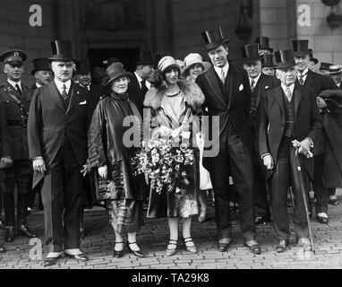 Le Prince de la couronne suédoise (Gustaf Adolf Gustaf VI Adolf) plus tard avec son épouse sur une visite aux Etats-Unis. De gauche : le sous-secrétaire d'Etat américain Joshua Butler Wright, Mme Kellogg, la Princesse Lady Louise Mountbatten, Prince héritier et Gustaf Adolf le secrétaire d'État américain Frank Billings Kellogg. Banque D'Images