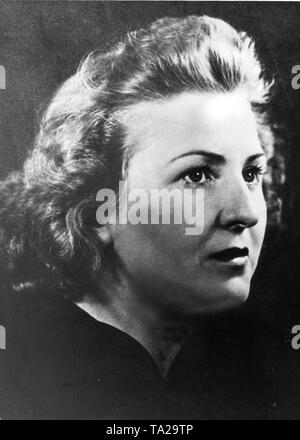 Portrait non daté d'Eva Braun (1912-1945), le compagnon et plus tard épouse d'Adolf Hitler avec qui elle s'est suicidée. La photo a été trouvé par les membres du gouvernement militaire sur un domaine en Bavière. Avec cette image ils ont trouvé l'argent, des bijoux, des albums photo et des extraits de ses lettres à Adolf Hitler.