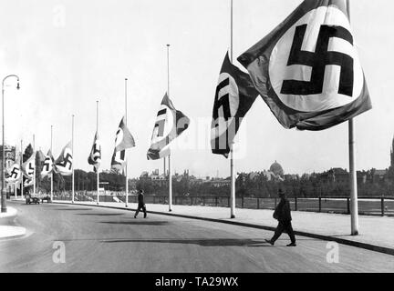 Drapeaux à croix gammée en berne à Munich sur la Theresienhoehe sur les terrains de l'exposition à l'occasion de la mort du président Paul von Hindenburg le 2 août 1934. Banque D'Images