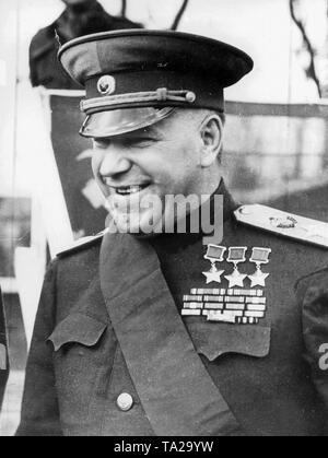 Le maréchal Joukov Georgy (1896-1974), commandant des troupes soviétiques en Allemagne et directeur de l'administration militaire dans la zone d'occupation soviétique. Banque D'Images