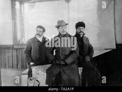 L'ingénieur et physicien italien Guglielmo Marconi (milieu), avec ses assistants Percy Wright Paget (droite) et George Kemp (gauche) avant leur station réceptrice à Terre-Neuve. Ils ont établi la première liaison radio sans fil entre le Canada et l'Angleterre. Banque D'Images