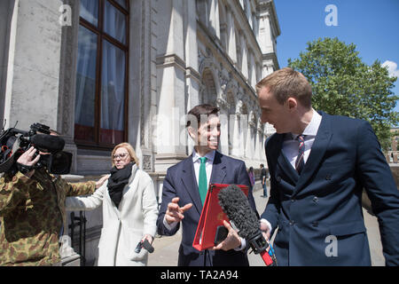 Londres, Royaume-Uni. 21 mai 2019. Rory Stewart, secrétaire d'État au Développement International, quitte Downing Street après une rencontre avec le premier ministre où elle essaie de vendre un 'bold' nouvelle offre à son cabinet. Theresa peut prépare une quatrième tentative de gagner l'approbation de son Brexit accord de retrait. Banque D'Images