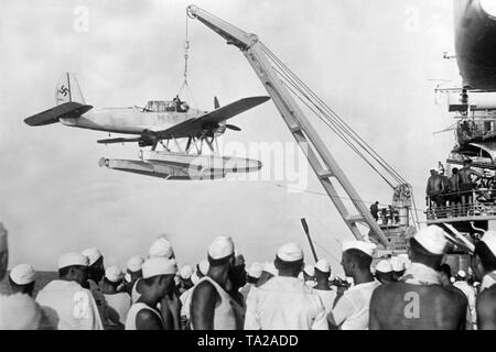 Un hydravion Arado Ar 196 est élevé avec une grue retour à bord d'un navire de guerre allemand. Photo : Winkelmann. Banque D'Images