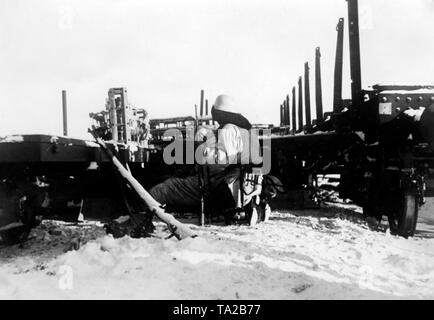 Les soldats allemands se couvrir entre détruit des wagons de marchandises. Vraisemblablement, ils sont situés à Pogoste Station. Photo de l'entreprise de propagande (PK) : correspondant de guerre Mielke. Banque D'Images