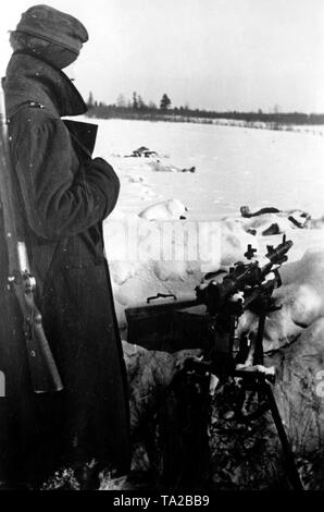 Un soldat allemand monte la garde armé d'un MG 34. Photo de l'entreprise de propagande (PK) : correspondant de guerre d'Ulrich. Banque D'Images