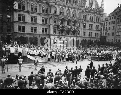 Procession du Corpus Christi sur la Marienplatz à Munich en 1898. Banque D'Images