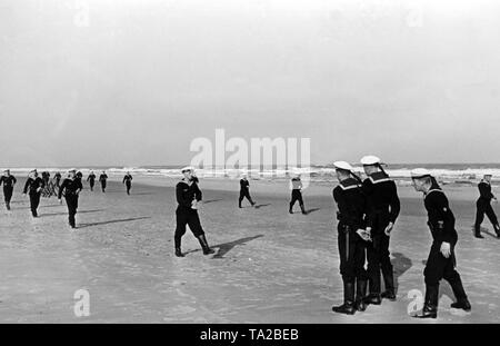 Recrues de la Kriegsmarine (Marine) pendant l'exercice de perçage sur une plage de Norderney. Banque D'Images