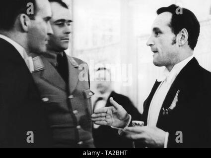 Albert Speer (milieu) parler avec l'acteur Luis Trenker (à droite) lors d'une réception à Berlin. Banque D'Images