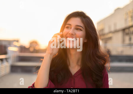 Femme entrepreneur talking on phone, balades en ville Banque D'Images