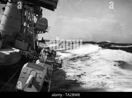 La photo montre une partie d'un cuirassé allemand au cours d'une croisière de formation dans le cadre d'une manoeuvre qui a dû être interrompu prématurément en raison de la météo défavorable. Il pourrait être un navire de la classe 'Allemagne', soit le « Deutschland', 'Admiral Scheer' ou 'Admiral Graf Spee'. Banque D'Images