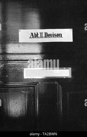 Après la faillite de la DANAT bank et beaucoup d'autres institutions financières, la police de Berlin ont mis en place un département spécial pour le contrôle des devises étrangères. Banque D'Images