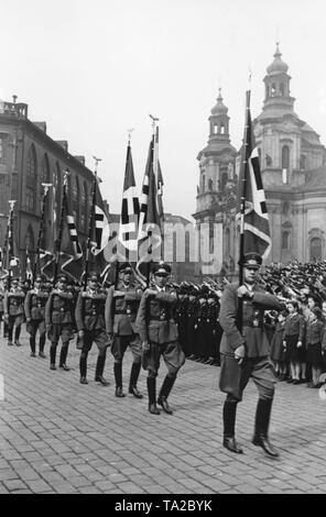 À l'occasion du 50e anniversaire d'Adolf Hitler, un défilé a lieu à Prague. Les soldats défilent avec des drapeaux à croix gammée à travers la place de la vieille ville. Depuis mars 1939, les régions de la Bohême et de la Moravie avait été sous occupation allemande. Banque D'Images