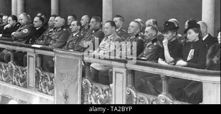 Dans la zone VIP One Great Hall lors d'un rallye. Gauche : Le général von Waldow, général de l'infanterie Erich Friderici, Gauleiter du Sudetengau Konrad Henlein, Secrétaire d'Etat Karl Hermann Frank, Gauleiter du Niederdonau Hugo Jury, le Lieutenant-général Richard Speich, le Colonel Kurt von Briesen et le directeur de pays de l'Fascio Comm. Cav. Riccoboni (à gauche). Depuis mars 1939, les régions de la Bohême et de la Moravie avait été sous occupation allemande. Banque D'Images