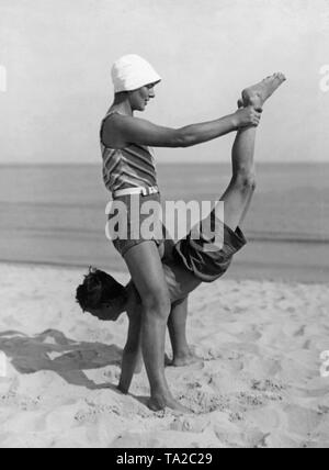 Une femme et un homme faisant un partenaire l'exercice dans les années 1930 ou 1940 (non daté). Photo : Wanda von Debschitz-Kunowski. Banque D'Images