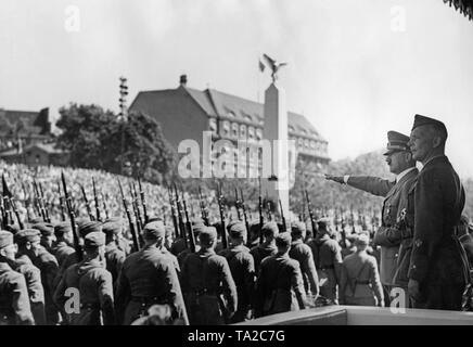 Photo du Führer, Adolf Hitler, qui donne le salut nazi à la marche des légionnaires la légion Condor sur l'axe est-ouest (avant la Charlottenburger Chaussee, maintenant la 17. Juni) en face de la Technische Universitaet le 6 juin, 1939. À côté de lui se trouve le commandant de la légion Condor, le major général Wolfram Freiherr von Richthofen. Banque D'Images