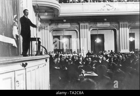 Hitler parle à un rassemblement électoral du NSDAP en face d'un public de classe moyenne. Dans l'arrière-plan sont les membres de la société qui portent des chemises supérieur blanc comme un substitut en raison de l'interdiction d'uniforme. Banque D'Images