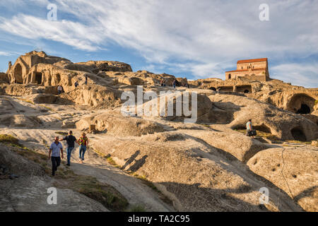 UPLISTSIKHE, GÉORGIE - 30 septembre 2018 : les touristes visiter l'ancienne cité troglodytique Uplistsikhe, une attraction touristique populaire en Géorgie. Banque D'Images