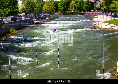 Cours de kayak avec des portes sur la rivière Truckee Banque D'Images