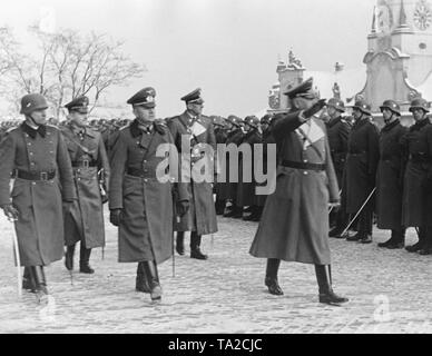 Protecteur du Reich pour la Bohême-Moravie, Konstantin von Neurath, inspecte la garde d'honneur. Derrière lui, le secrétaire d'État du Reich Protectorat de Bohême et Moravie, Karl Hermann Frank (à gauche) et le général Erich Friderici. Depuis mars 1939, les régions de la Bohême et de la Moravie avait été sous occupation allemande. Banque D'Images