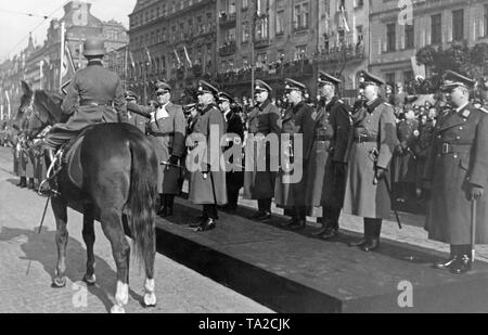 Un an après l'établissement du Protectorat de Bohême-Moravie, un défilé militaire a lieu à la place Wenceslas à Prague. Konstantin von Neurath Reichsprotektor accueille les soldats, qui sont par circonscription. Juste à côté de lui se tient le général Erich Friderici. La première République slovaque a été fondée sur la commande d'Hitler en mars 1939, et de Bohême et Moravie étaient occupés par la Wehrmacht. Banque D'Images