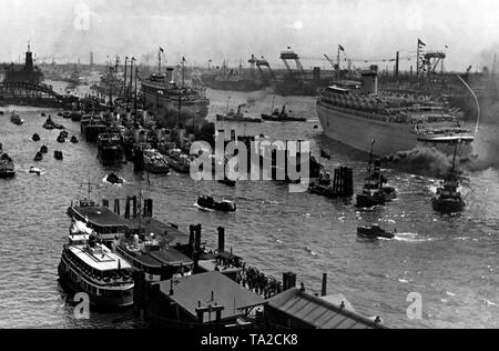 Les soldats de la légion Condor retour à l'Allemagne de la guerre civile espagnole sur les navires de l'organisation Nazie "Kraft durch Freude" ('force par la joie"), y compris le 'Robert Ley' et 'Der Deutsche'. Sur la gauche le Ueberseebruecke dans le port de Hambourg. Banque D'Images