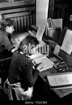 Les écolières sont des caractères de dessin dans la classe d'art appliqué du professeur Karl Kaempf à l'Université des beaux-arts de Berlin. Les filles ont la tâche de copie de la 'guerre chronique de la jeunesse d'Hitler 1941'. Banque D'Images